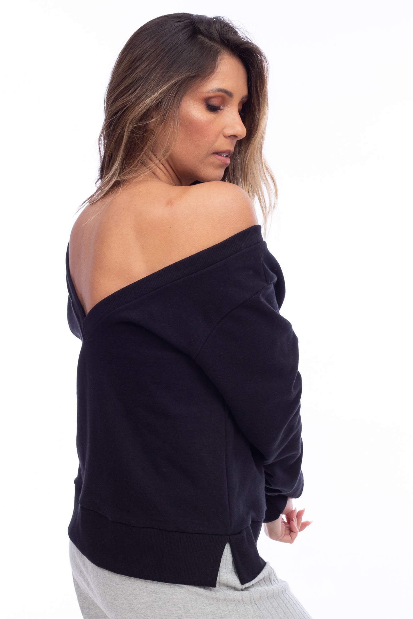 V-NECK SWEATSHIRT